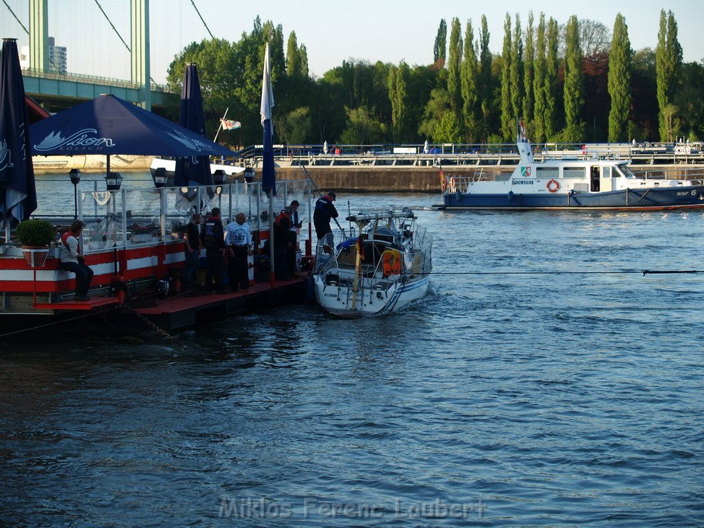 Motor Segelboot mit Motorschaden trieb gegen Alte Liebe bei Koeln Rodenkirchen P151.JPG
